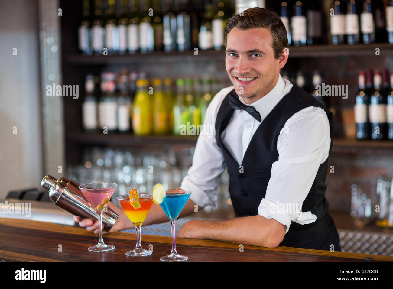 Barkeeper mixen einen Cocktail im cocktail-shaker Stockfoto