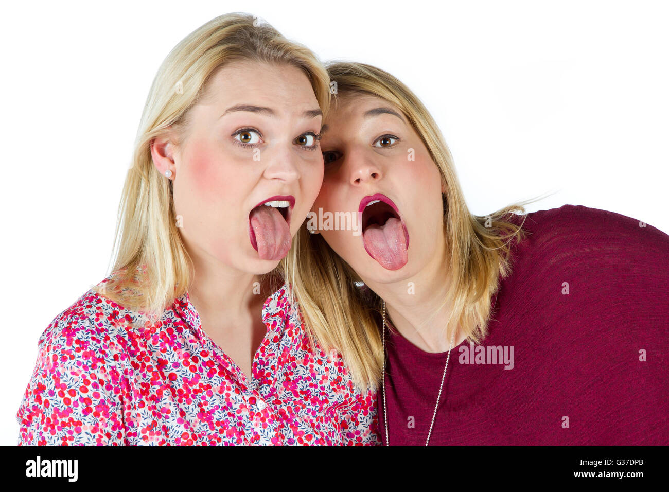 Zwei Mädchen, die Zunge heraus Stockfoto