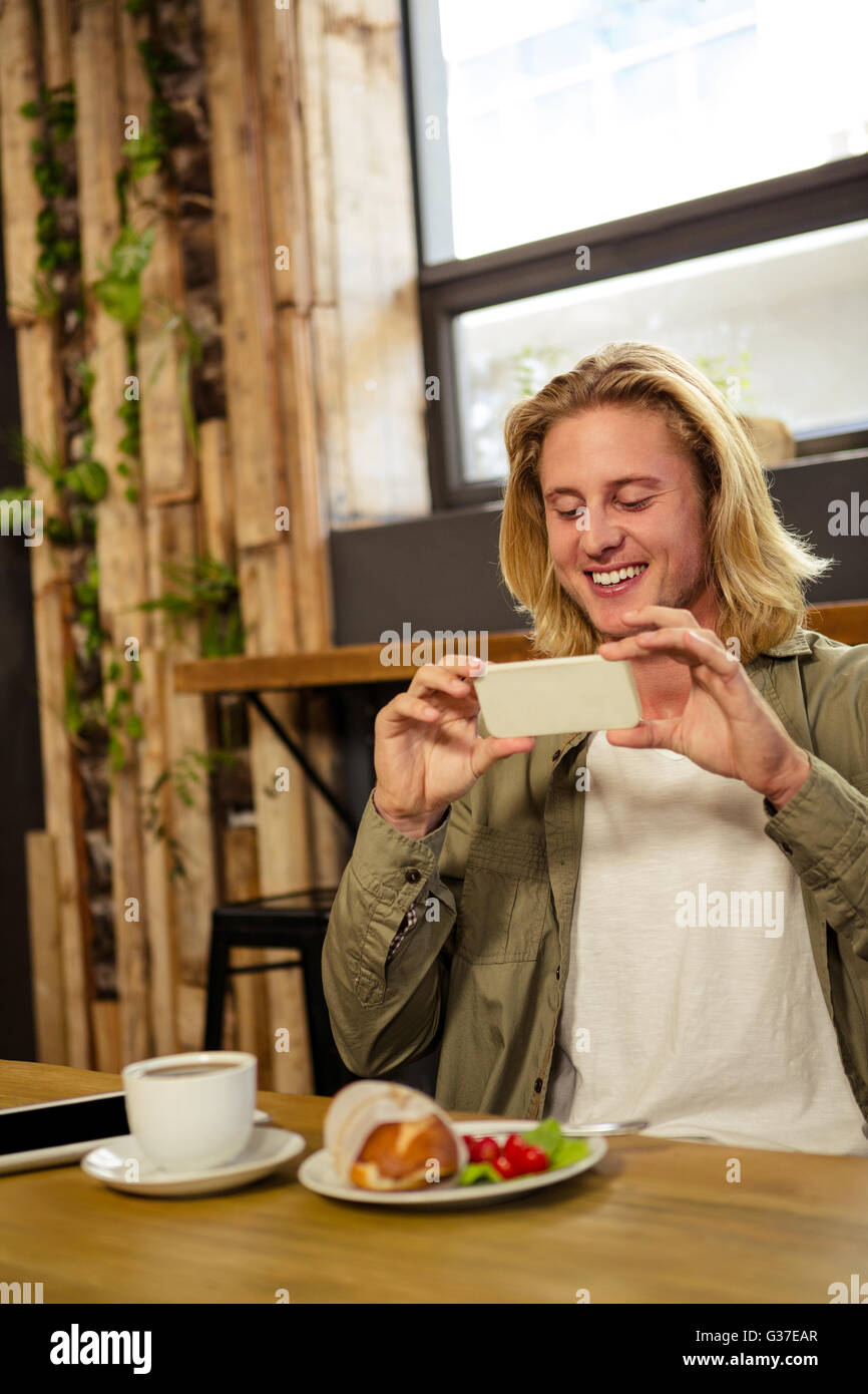 Glücklicher Mann nimmt seine Mahlzeit im Bild Stockfoto