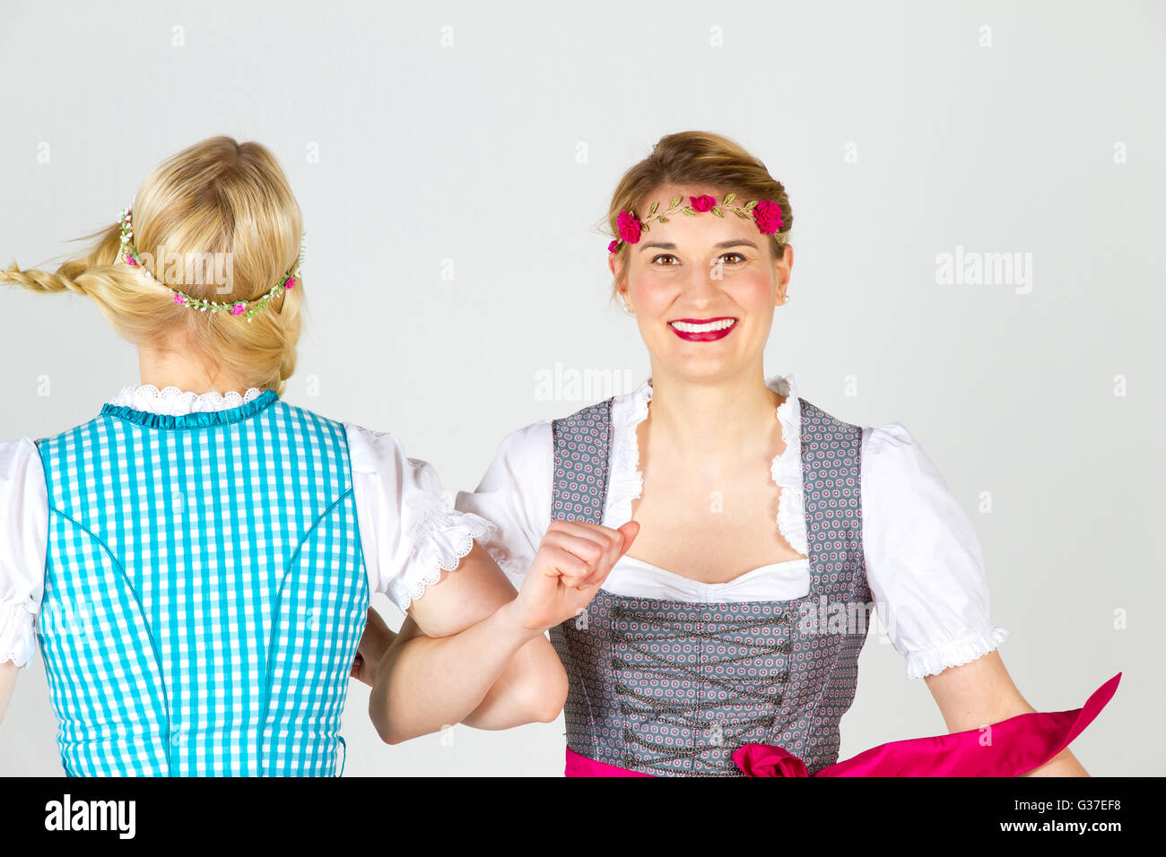 Glückliche Mädchen tanzen im dirndl Stockfoto