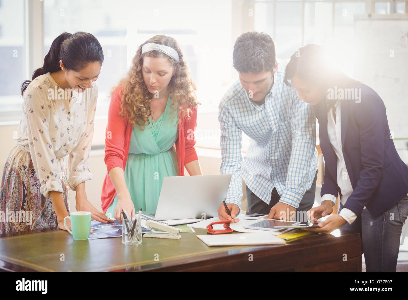 Geschäftsleute arbeiten zusammen Stockfoto