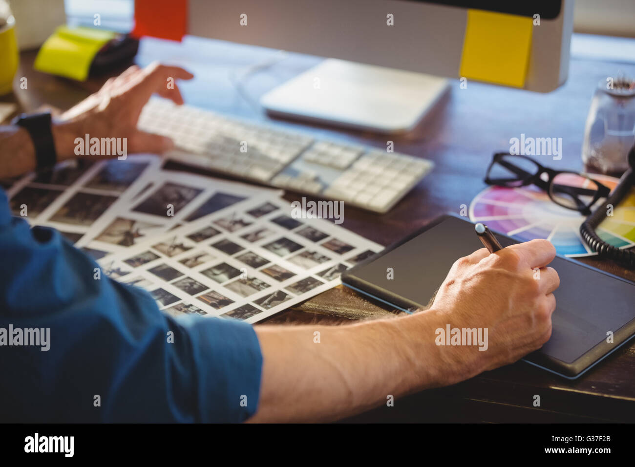 Hände mit Händen im Fokus Stockfoto