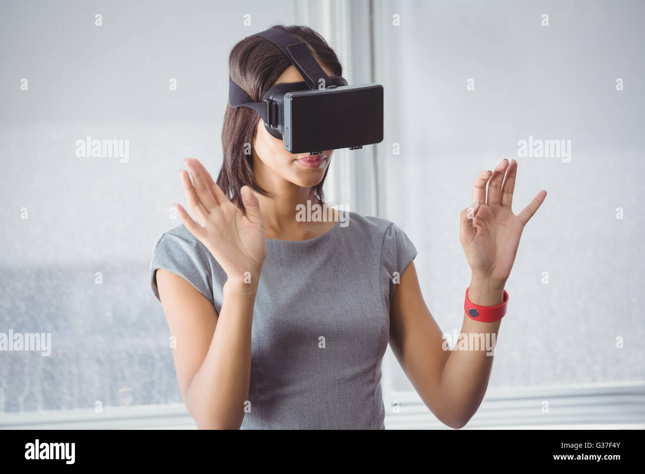 Business-Frau mit 3D-Brille Stockfoto
