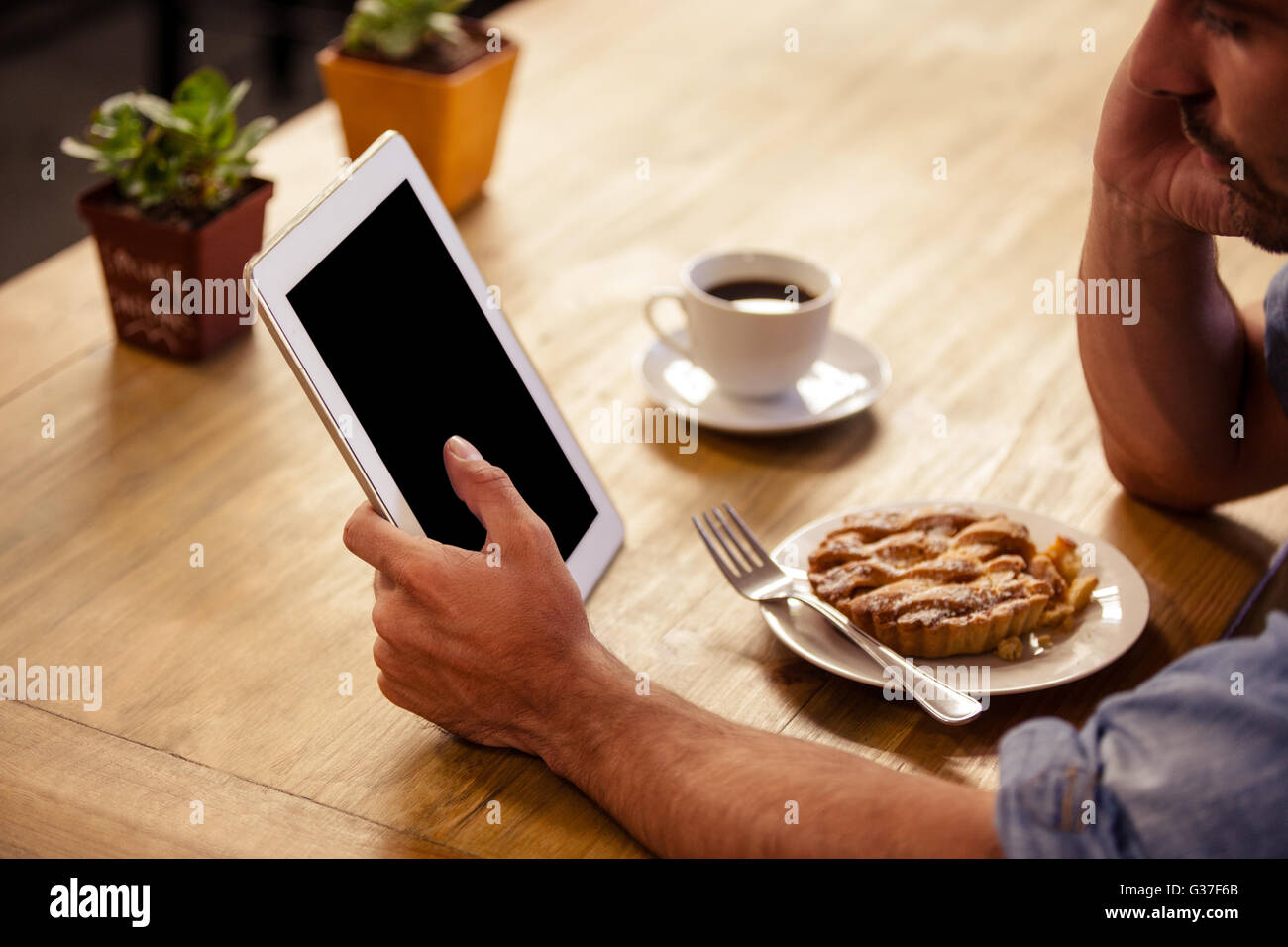 Hipster Menschenbild mit Tablet-PC zugeschnitten Stockfoto