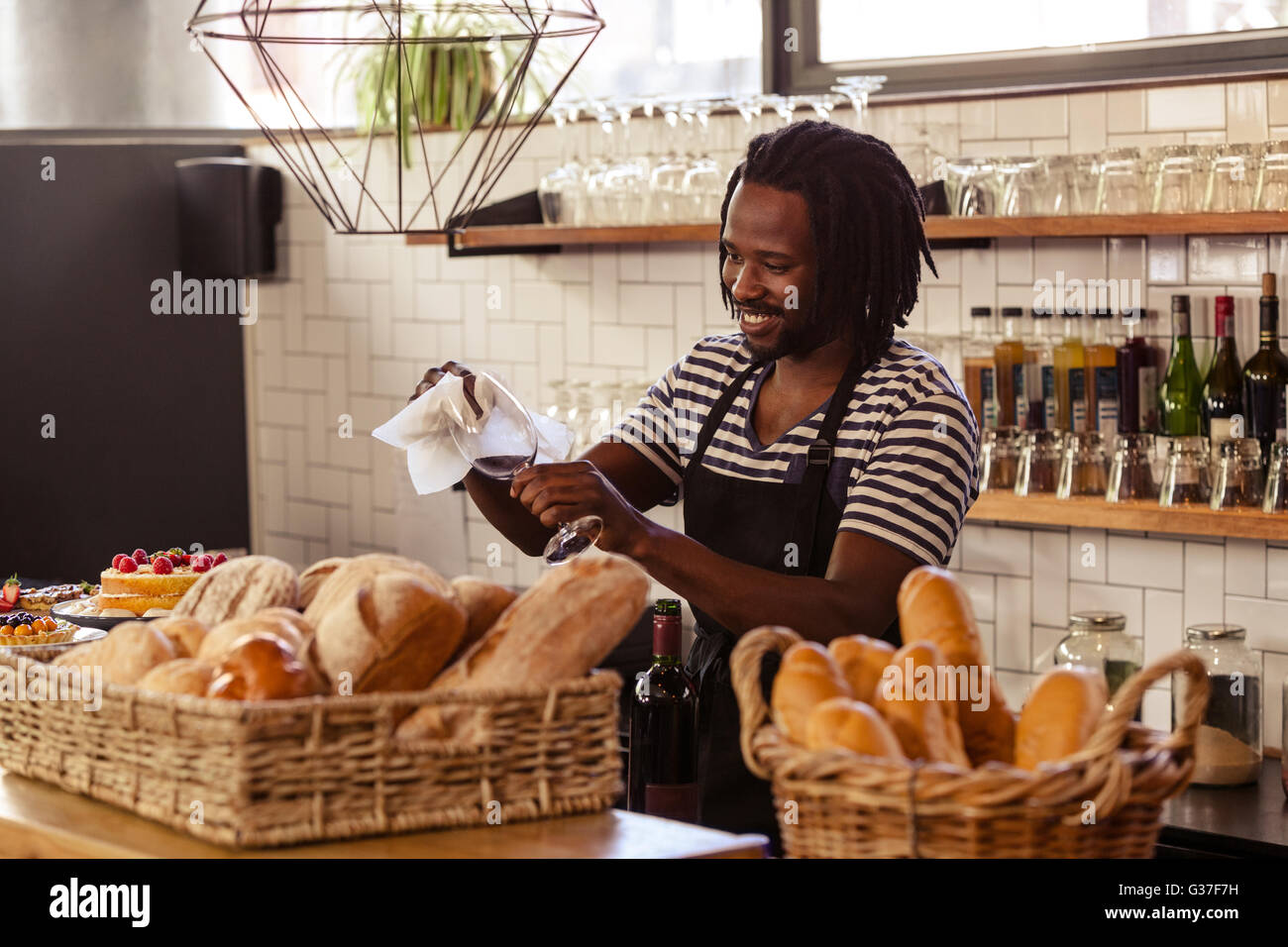 Hipster Arbeiter Gläser abwischen Stockfoto