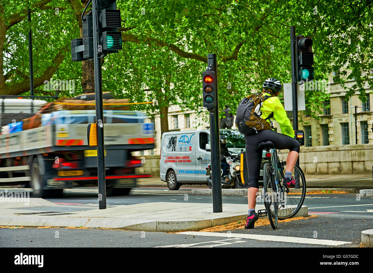 Pendler mit dem Fahrrad auf einer städtischen Straße zu arbeiten Stockfoto