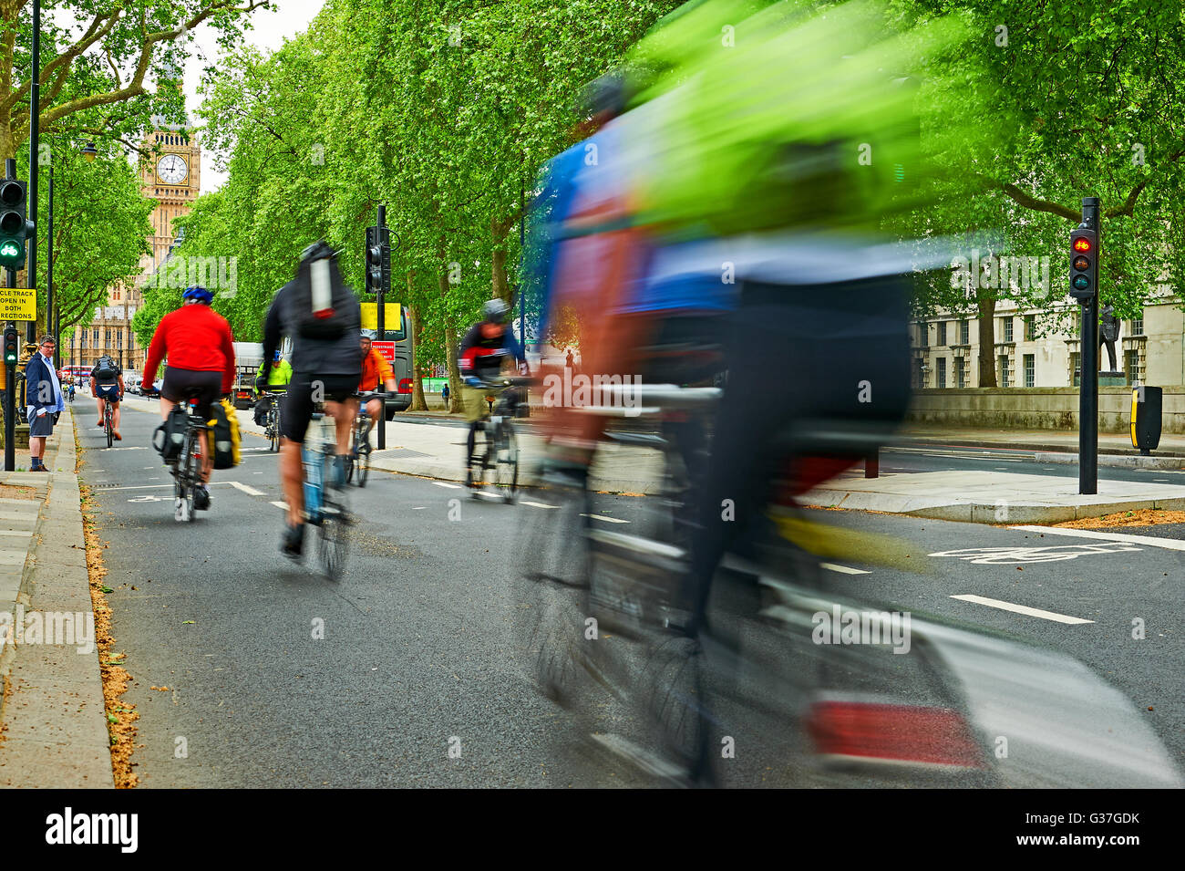 Pendler mit dem Fahrrad auf einer städtischen Straße zu arbeiten Stockfoto