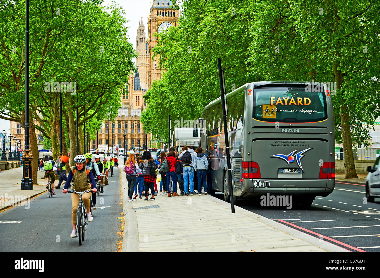 Radfahrer am Victoria Embankment mit Touristen einen Coach neben verlassen. Stockfoto