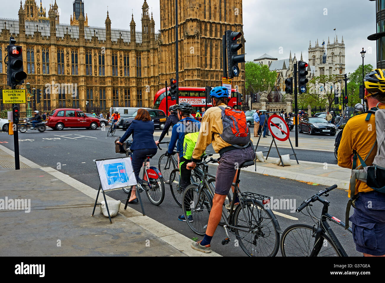 Pendler mit dem Fahrrad auf einer städtischen Straße zu arbeiten Stockfoto