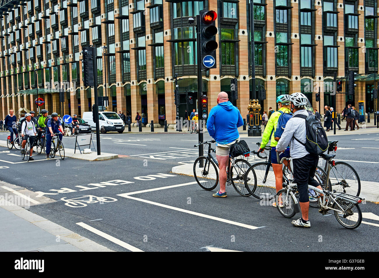 Pendler mit dem Fahrrad auf einer städtischen Straße zu arbeiten Stockfoto