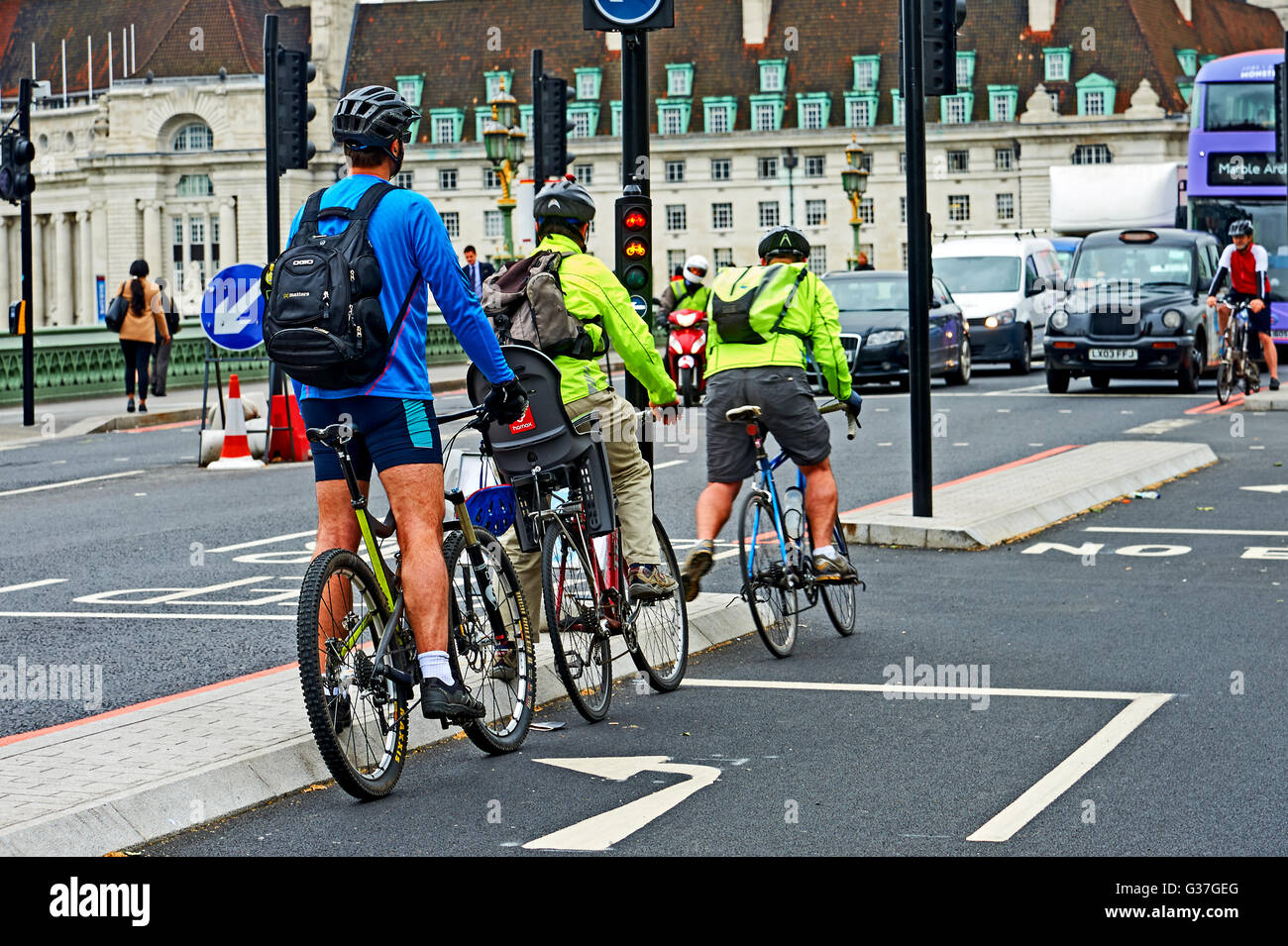 Pendler mit dem Fahrrad auf einer städtischen Straße zu arbeiten Stockfoto