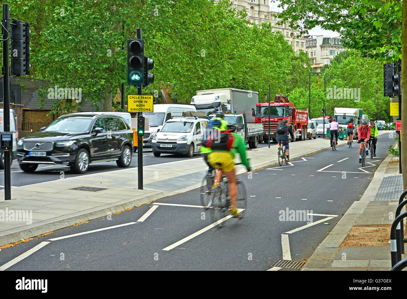 Pendler mit dem Fahrrad auf einer städtischen Straße zu arbeiten Stockfoto