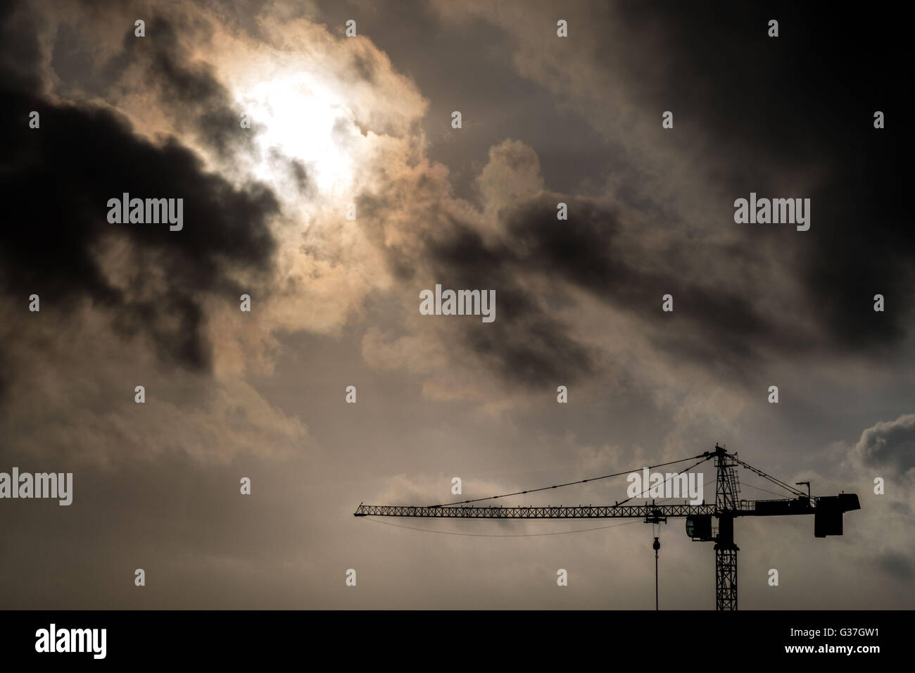 Baukran gesehen wieder den Himmel in Abidjan, Côte d ' Ivoire. Stockfoto