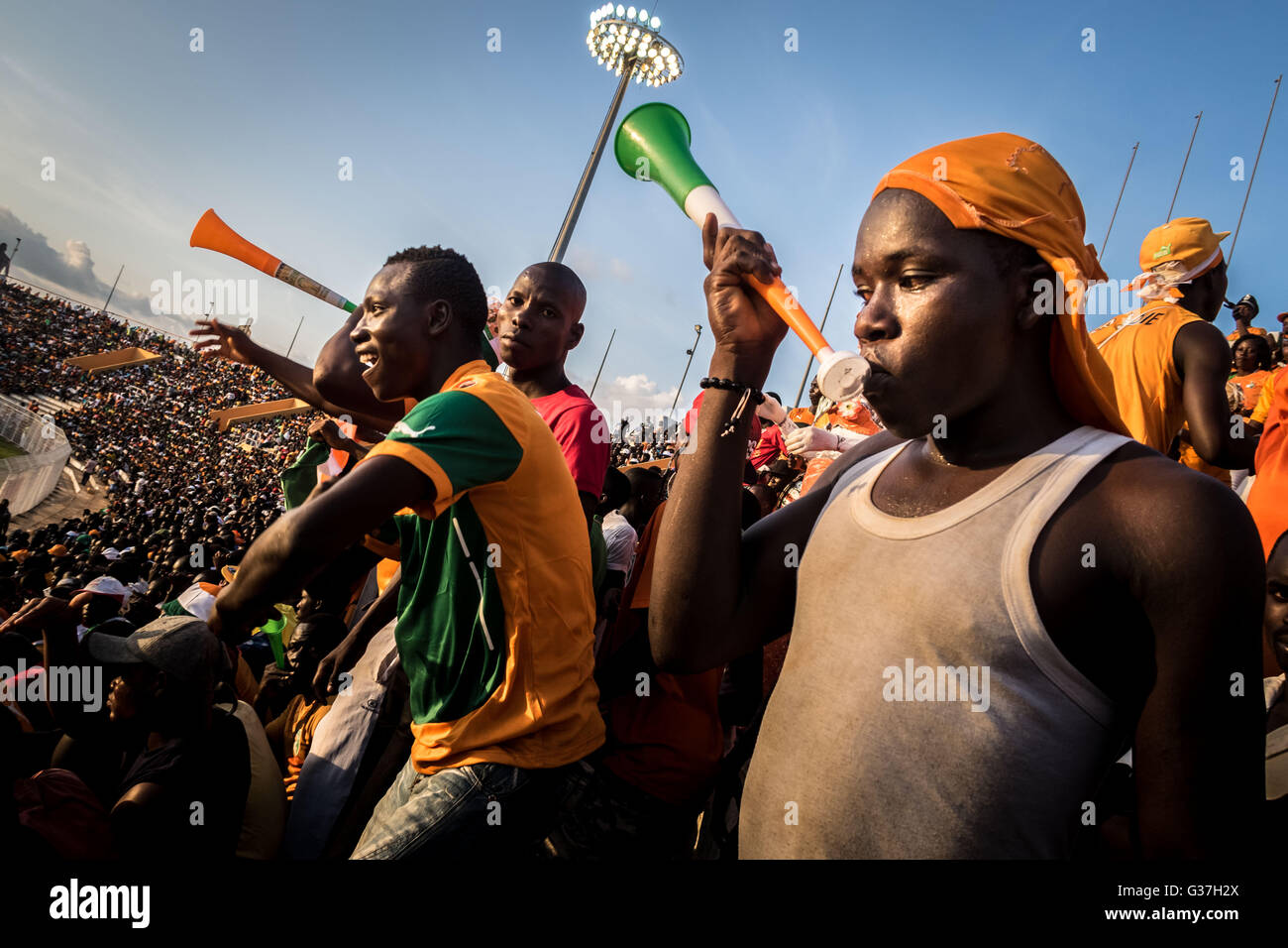 Anhänger der Côte d ' Ivoire Fußball-team "Les Éléphants" (The Elephants) bei Stade Bouake, Elfenbeinküste, Afrika Stockfoto