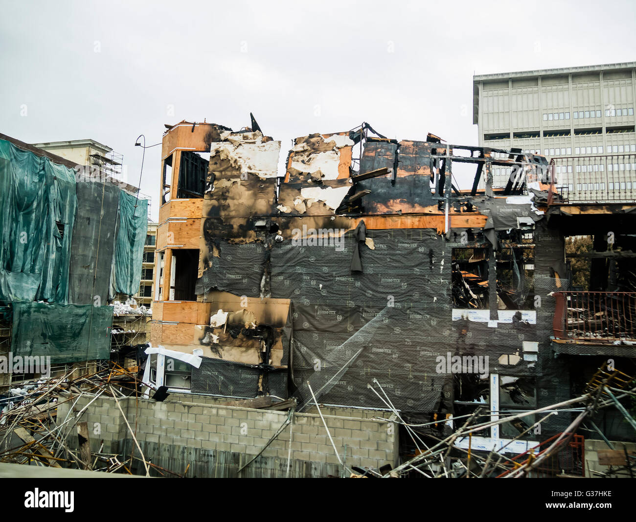 16. Dez, Los Angeles: Ein großes Feuer brennen das Gebäude in Schwarz am 16. Dezember 2014 in Los Angeles Stockfoto