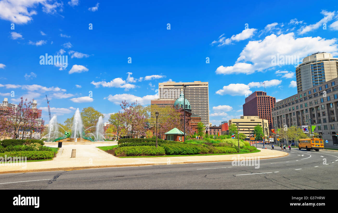 Kathedrale Basilica der Heiligen Peter und Paul von Philadelphia, Pennsylvania, USA. Logan Square mit Swann Memorial Fountain auf der linken Seite. Touristen auf der Straße. Stockfoto