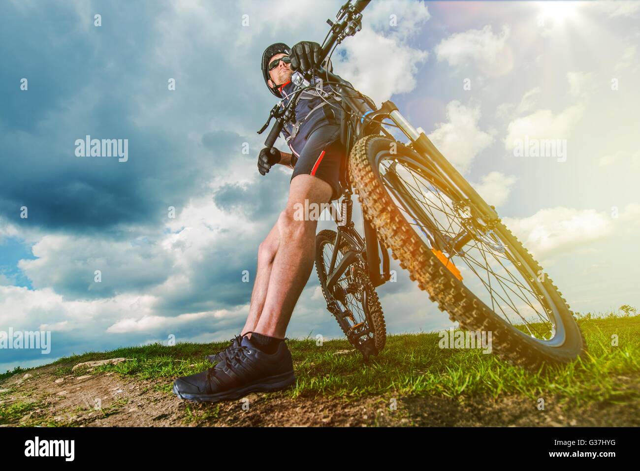 Extreme Mountain Biker auf seinem Fahrrad während Trail Challenge ruht. Stockfoto