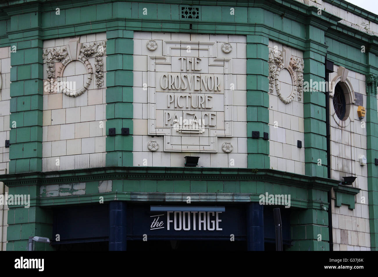 Die Grosvenor Bild Palastgebäude und Eintritt in das Filmmaterial ist ein Stonegate Pub in Manchester Stockfoto