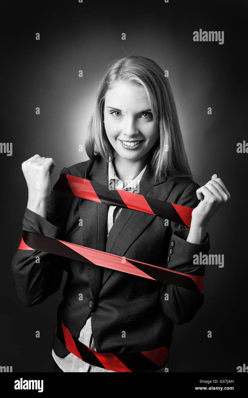 Business-Modell ist mit einem schwarzen und roten Streifen Klebeband umwickelt ihr gefesselt. Stockfoto
