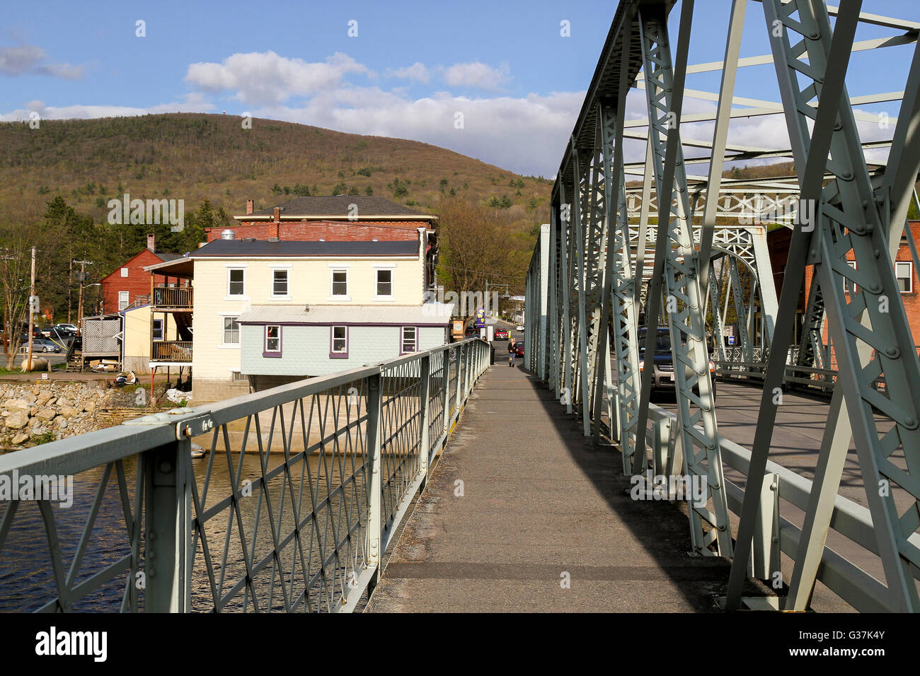 Der Gehweg auf der eisernen Brücke zwischen Shelburne und Buckland, zwei kleine Städte, die in das Dorf Shelburne Falls treffen Stockfoto