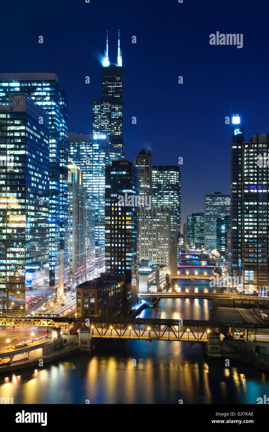 Chicago bei Nacht. Bild von Chicago Downtown, Chicago River mit Brücken in der Nacht. Stockfoto