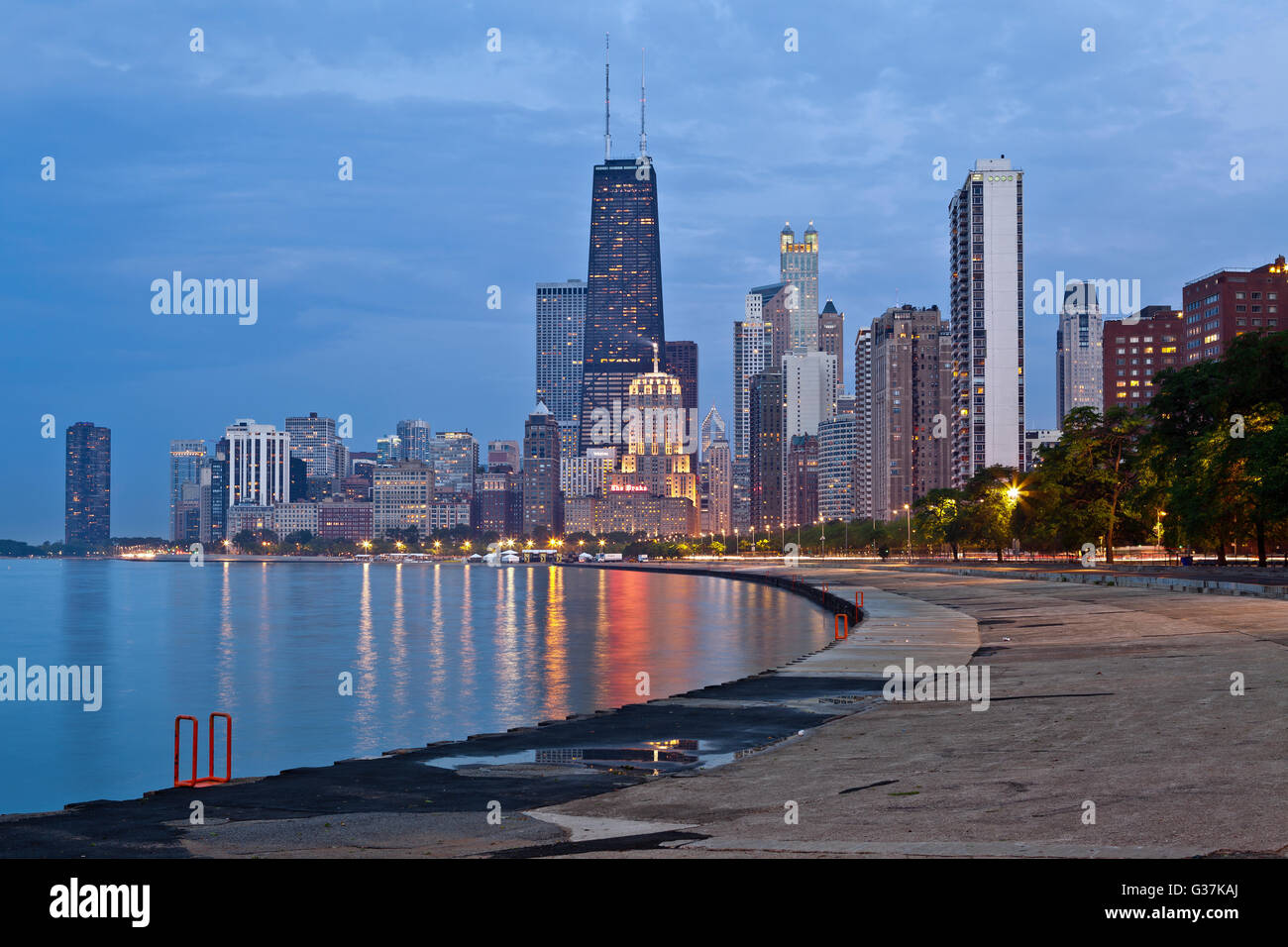 Chicago Skyline. Bild der Chicago Downtown Lakefront in der Dämmerung. Stockfoto