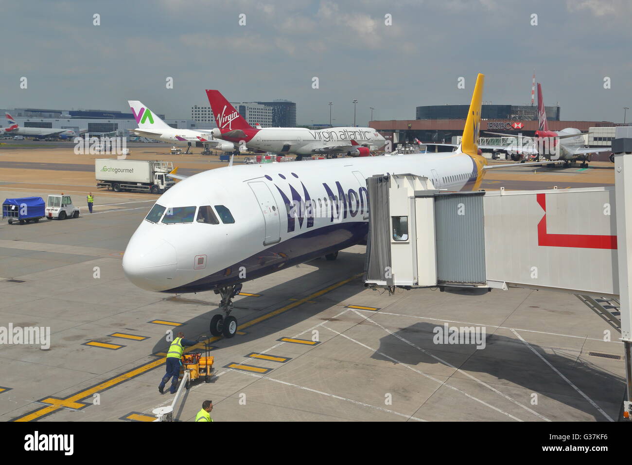 Monarch Airbus A321-231 G-ZBAK am Gate am Flughafen von Funchal, Madeira, Portugal Stockfoto