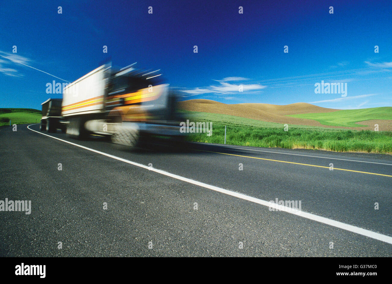 Bewegungsunschärfe eine Protokollierung LKW-fahren auf einer gekrümmten Straße, Washington, Vereinigte Staaten von Amerika Stockfoto