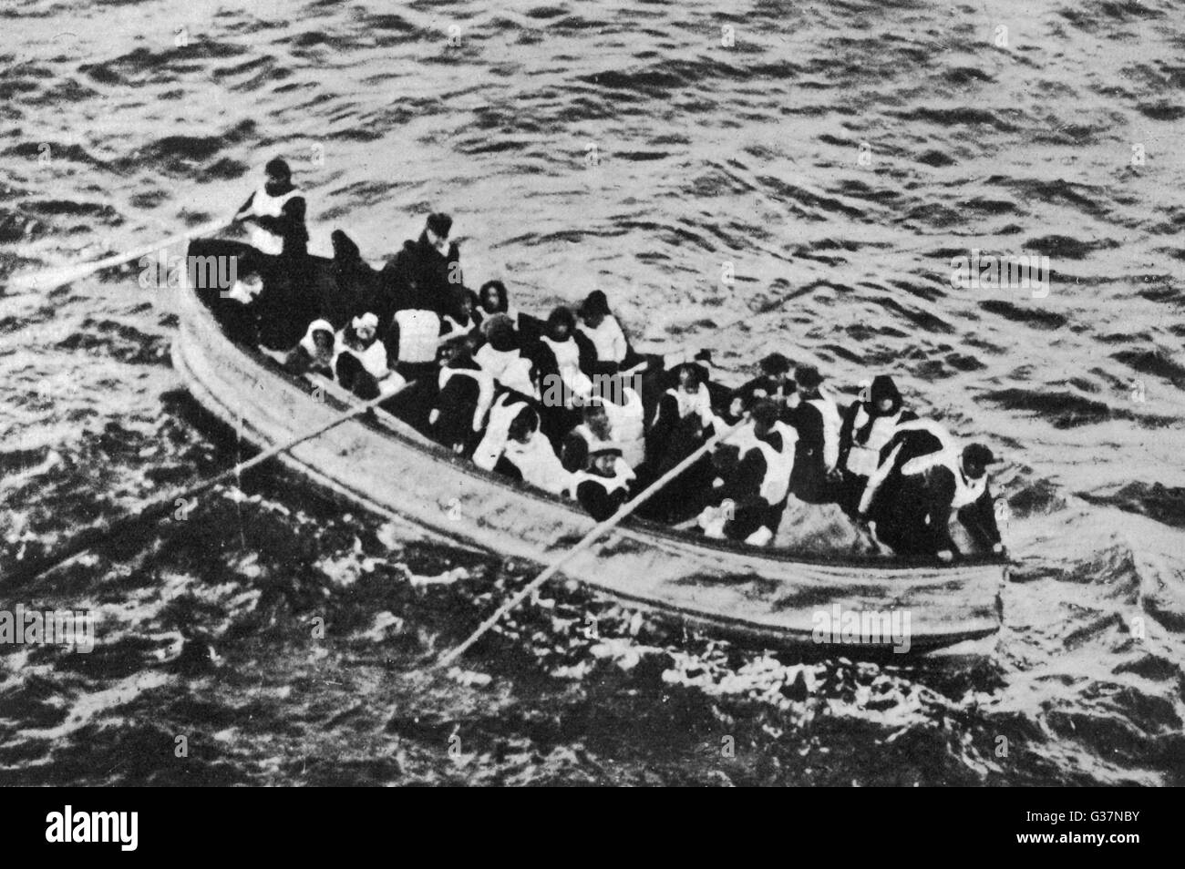 Überlebenden vom Deck der "Carpathia" (eines der Schiffe, die Überlebenden aus dem Wrack dauerte) gesehen.       Datum: 1912 Stockfoto