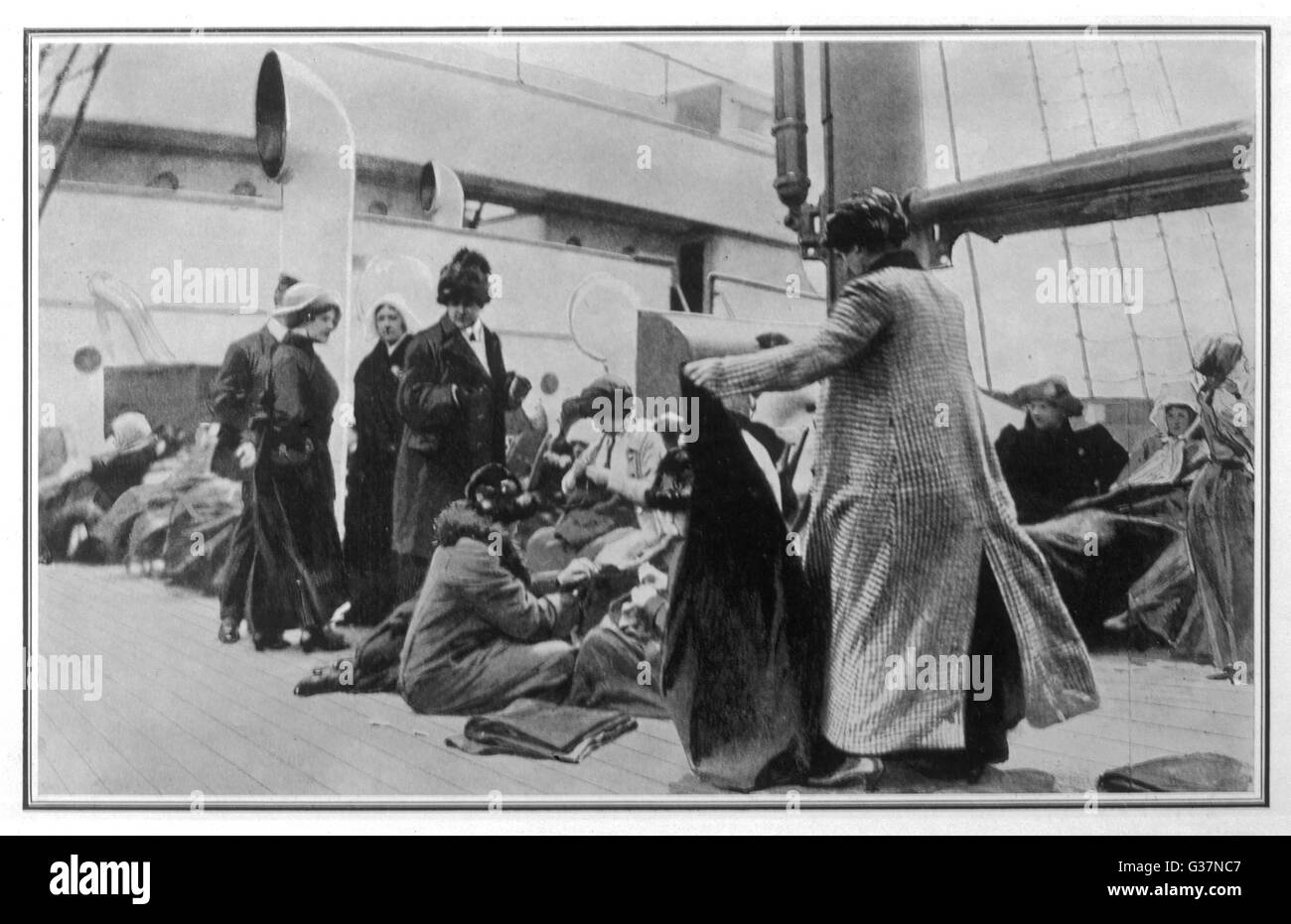 Die Überlebenden an Bord der "Carpathia" Kleidung zu verteilen.        Datum: 1912 Stockfoto