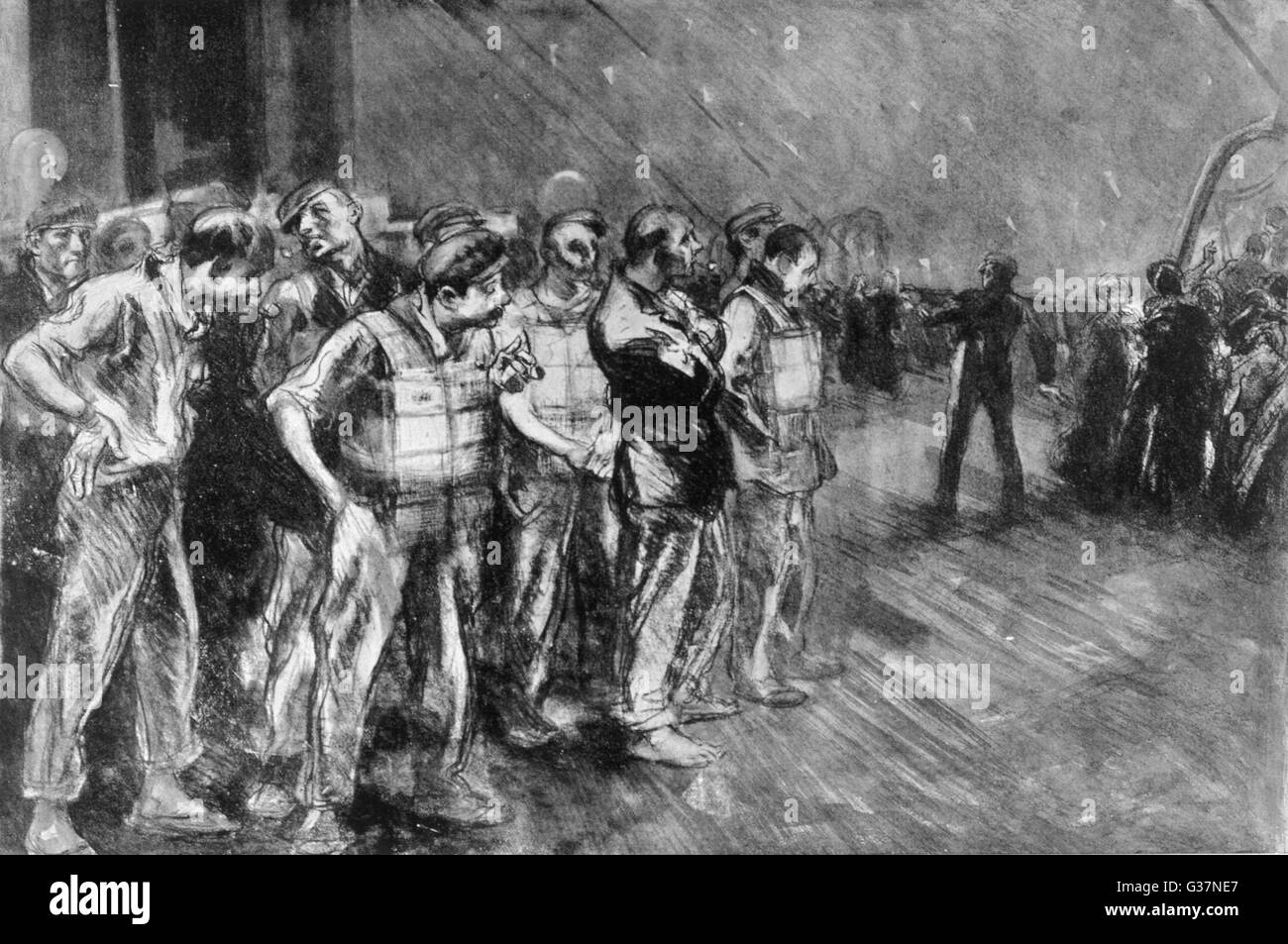 Heizer warten auf dem Deck in der Hoffnung, Board Rettungsboote.         Datum: 15. April 1912 Stockfoto