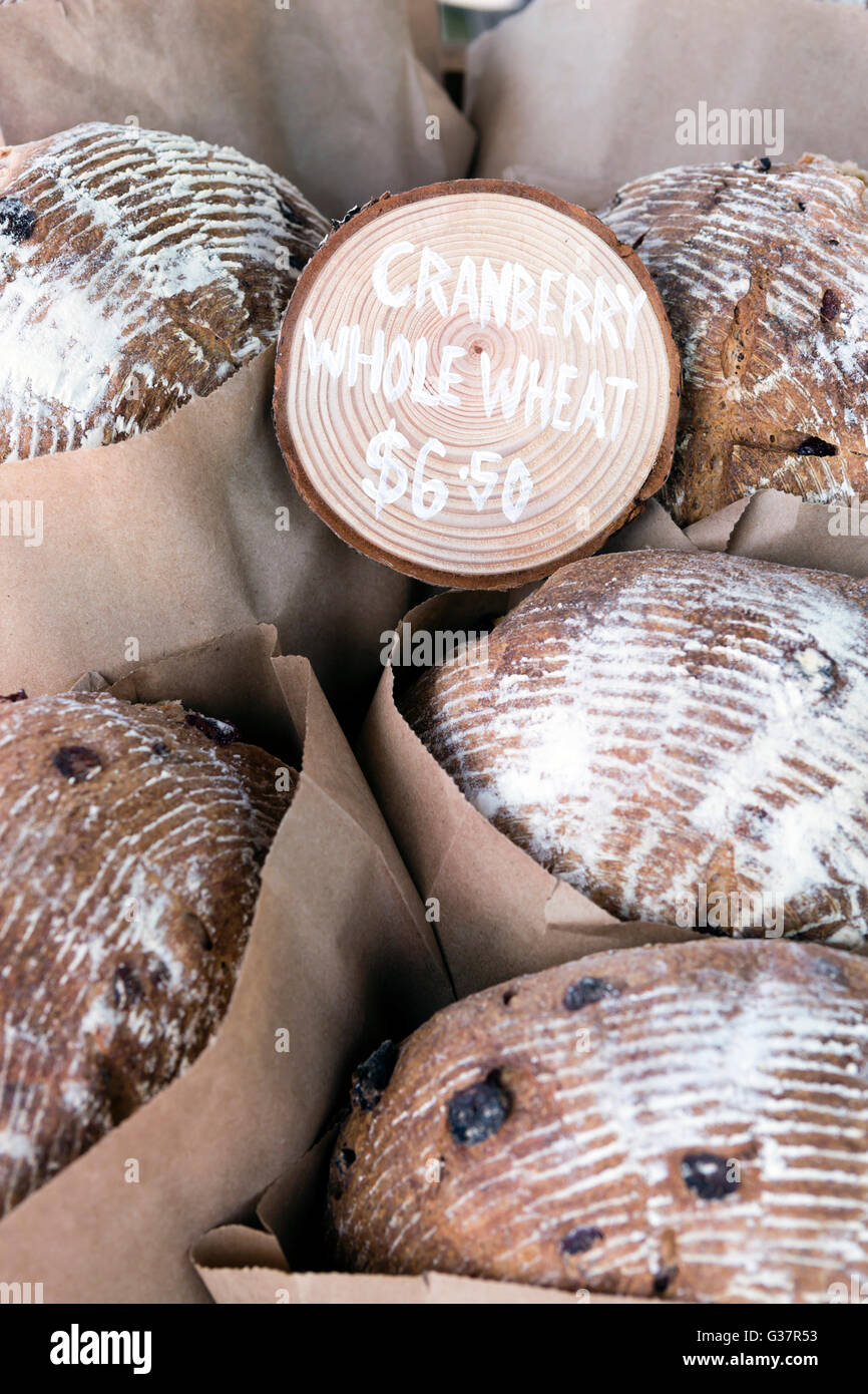Bio Cranberry Vollkornbrot in einer Bäckerei. Stockfoto