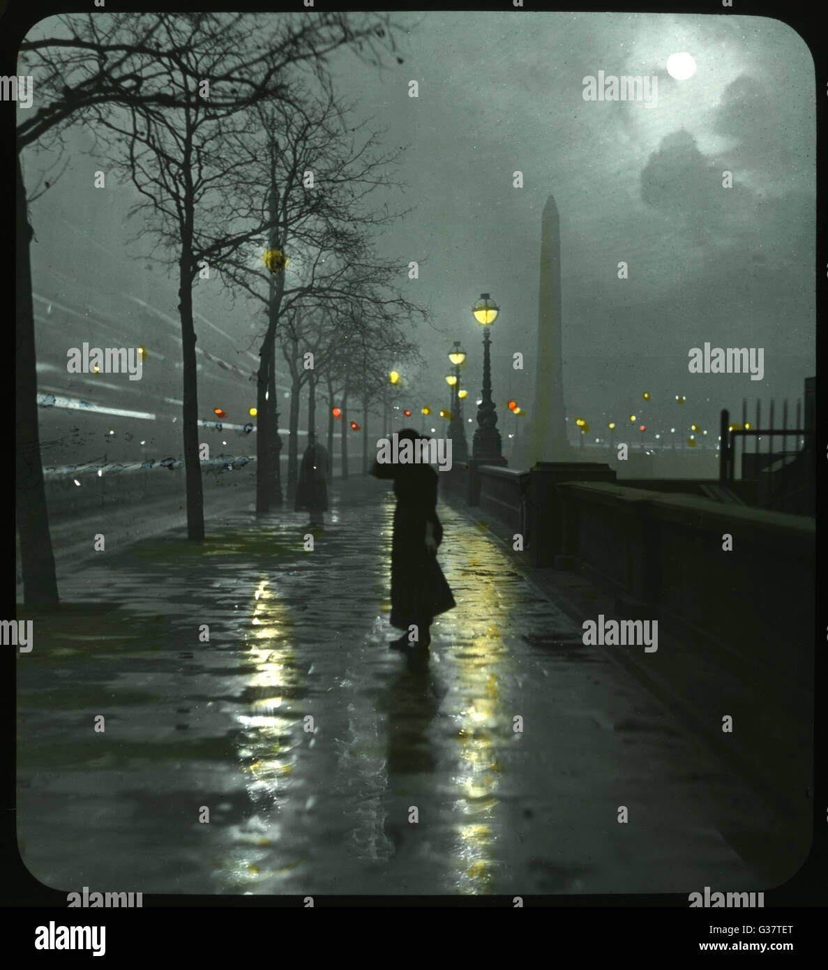 Eine Frau zu Fuß entlang der Böschung in einer regnerischen Nacht mit Vollmond Datum: 1910 Stockfoto