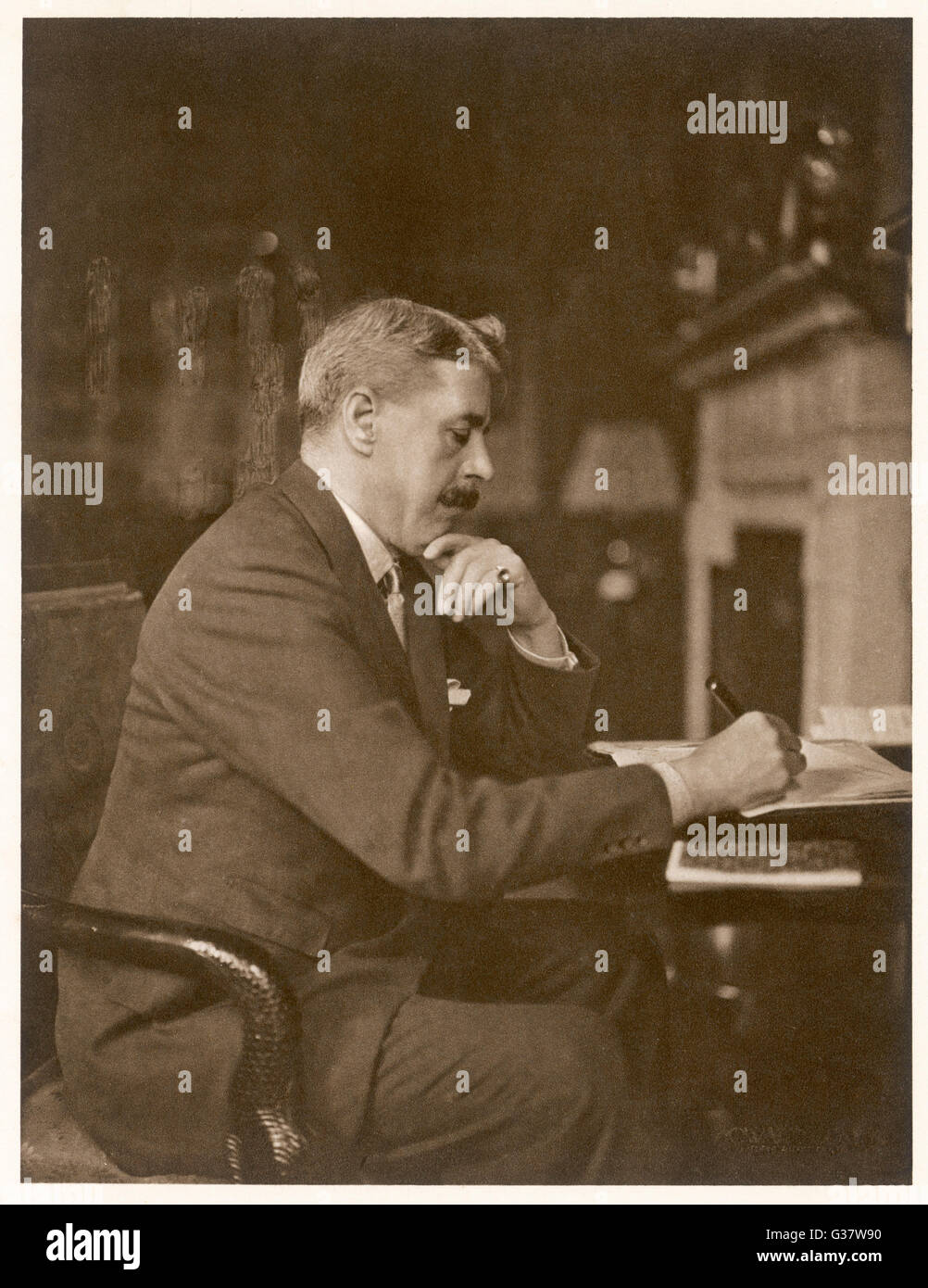 ENOCH ARNOLD BENNETT englischer Schriftsteller, Dramatiker und Kritiker schreiben an seinem Schreibtisch Datum: 1867-1931 Stockfoto