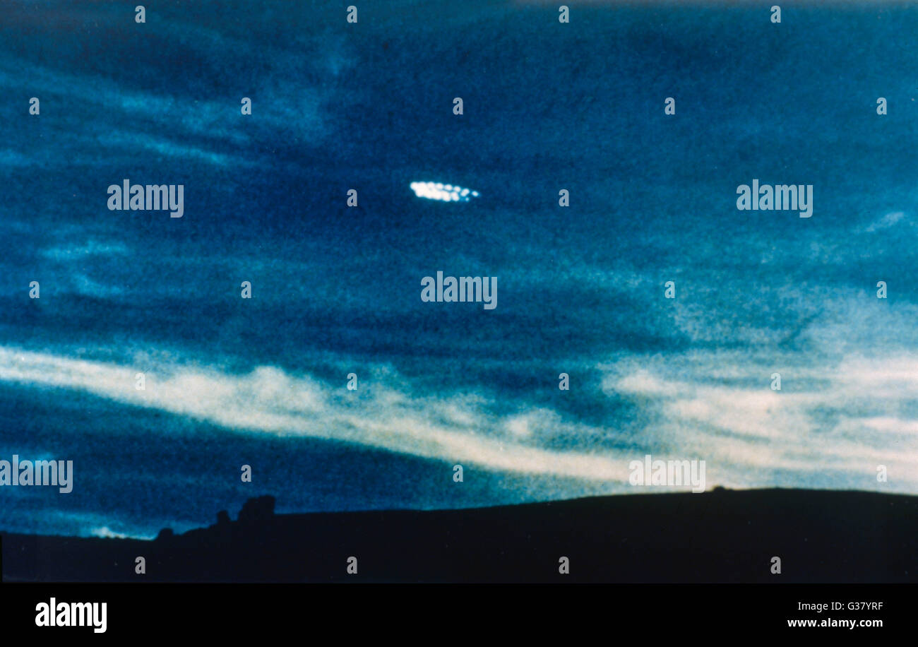 UFO, bestehend aus einem Ring von Lichtern, fotografiert in den Abendhimmel von Fred und Phyll Dickeson Timaru, Neuseeland Datum: 27. Oktober 1979 Stockfoto