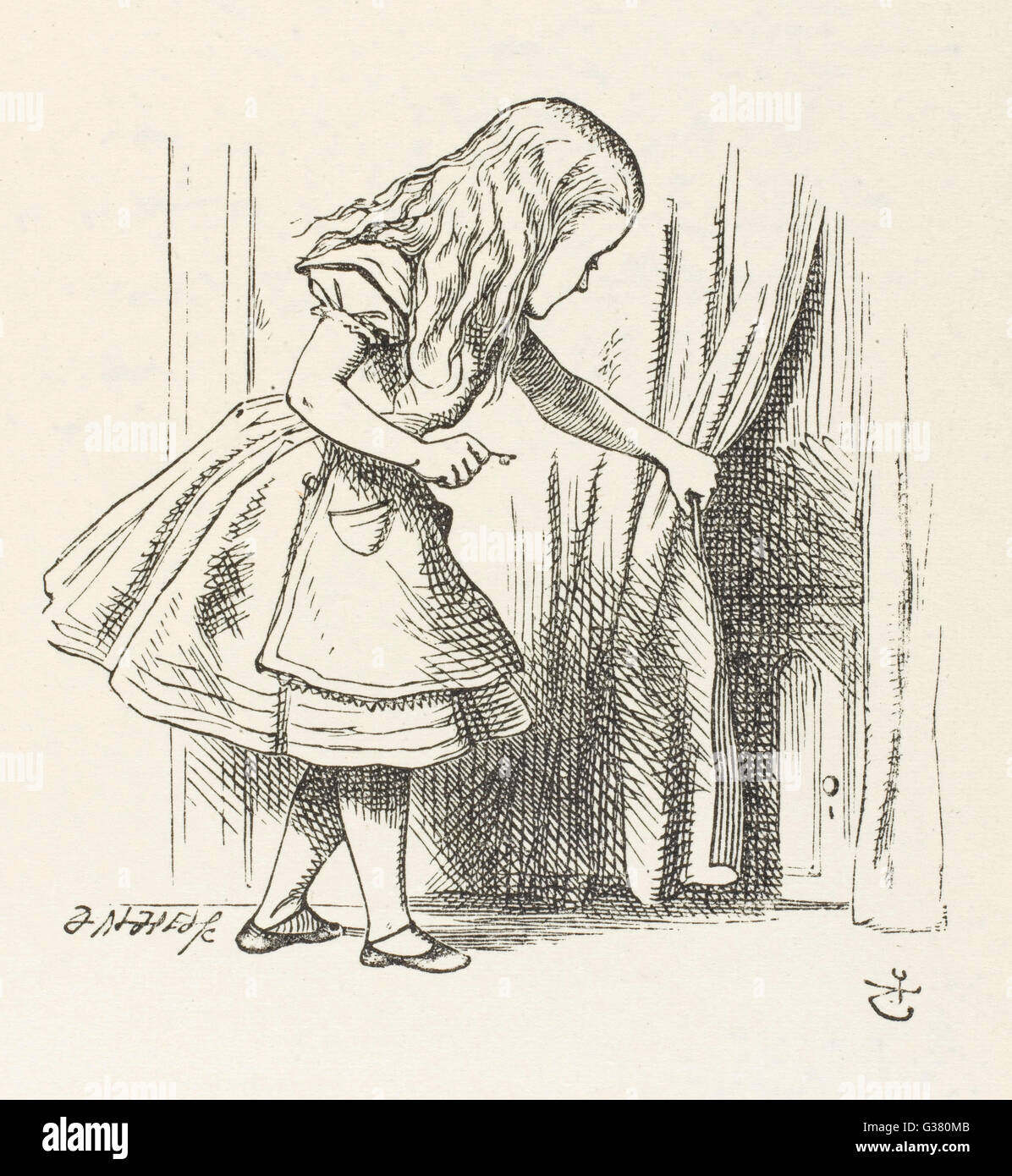 ALICE Alice zieht wieder den Vorhang um eine kleine Tür Datum anzuzeigen: Erstveröffentlichung: 1865 Stockfoto
