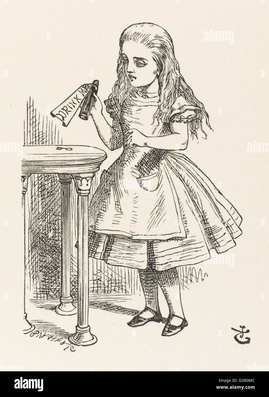 Alice und die Flasche mit dem Titel "Trink Me, Alice im Wunderland" Stockfoto