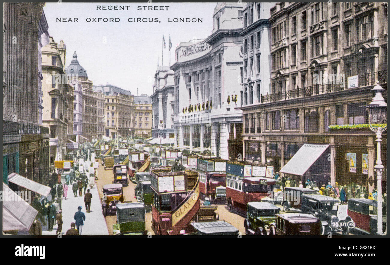 Blick nach Norden auf Regent Street in Richtung Oxford Circus, mit Bussen, Autos und Taxis Datum: ca. 1920 Stockfoto