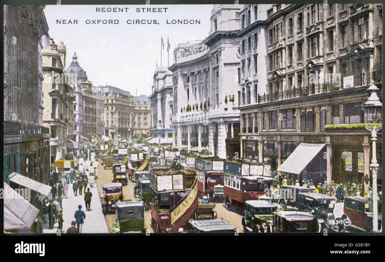 Blick nach Norden, Regent Street, London, mit Bussen, Autos und Taxis Datum: ca. 1920 Stockfoto