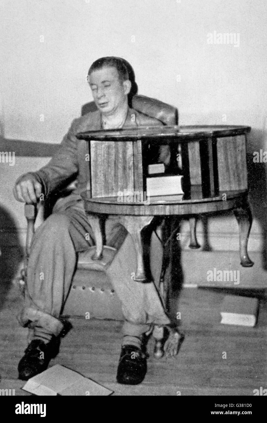 Jack Webber (1907-1940), englischer physikalisches Medium, wirft eine 20 kg-Tabelle durch Manipulation der Schwerkraft und ätherischen Kräften.     Datum: 1939 Stockfoto