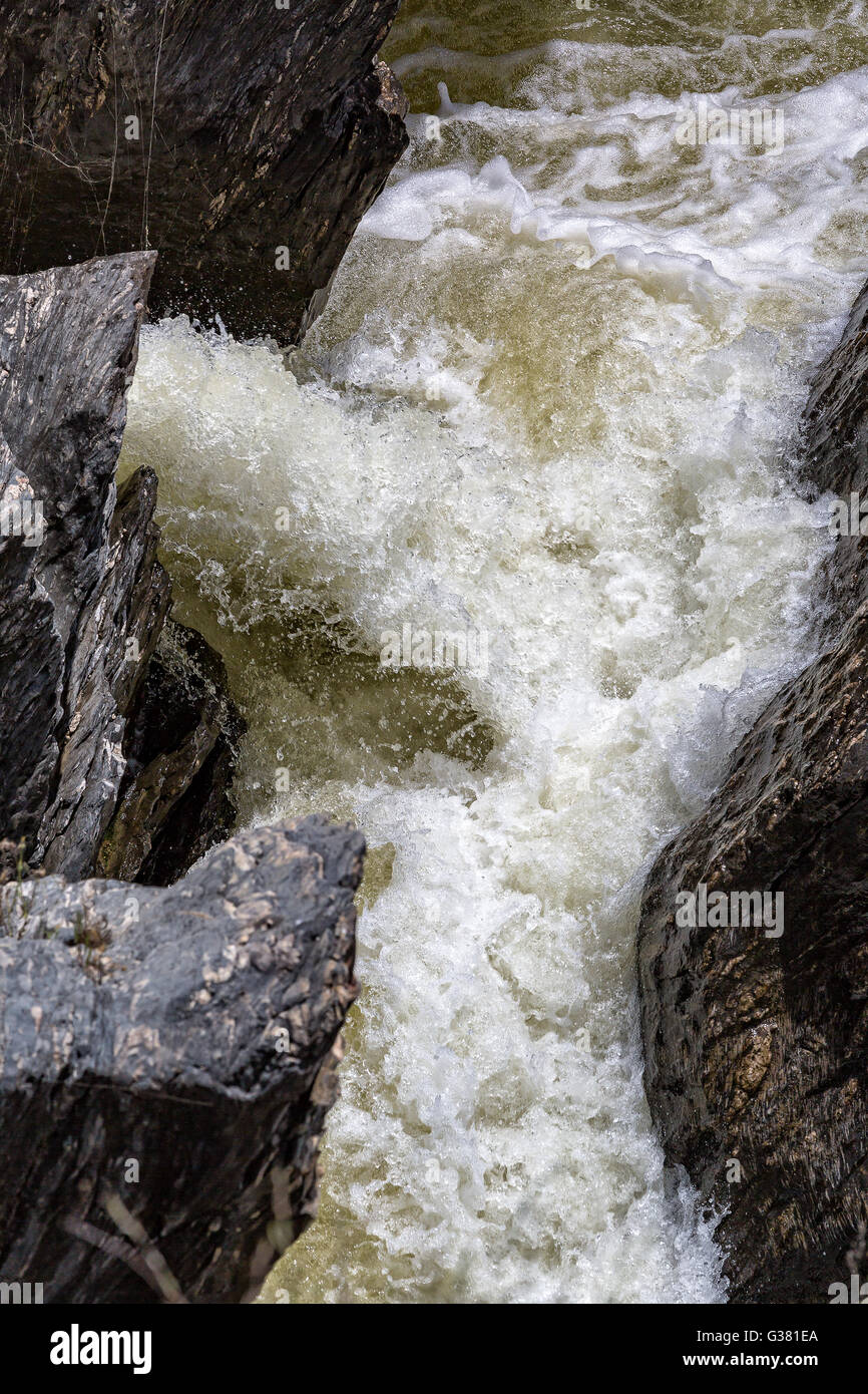 Wasserfall fließt zwischen den Lavasteinen, Nahaufnahme Stockfoto