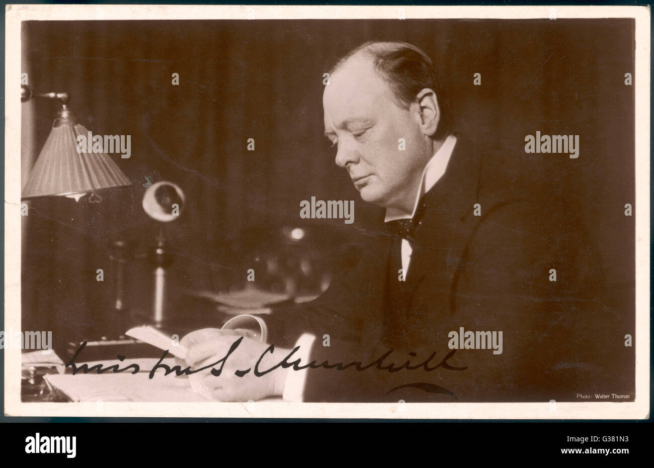 WINSTON CHURCHILL (1874-1965), britischer Staatsmann und Autor lesen Korrespondenz an seinem Schreibtisch im Jahre 1933 Stockfoto