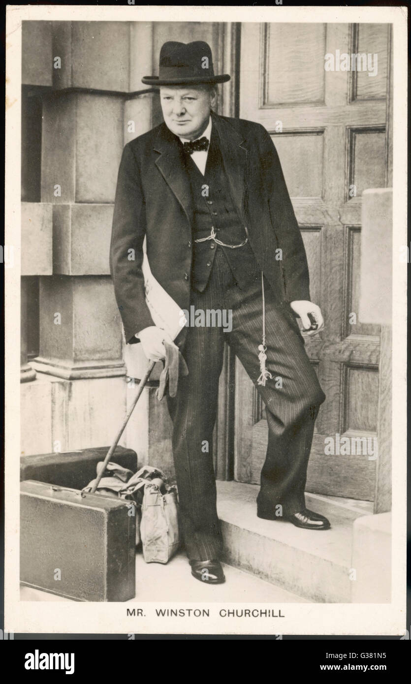 WINSTON CHURCHILL, britischer Staatsmann und Autor steht in einer Tür im Jahre 1940 1874-1965 Stockfoto