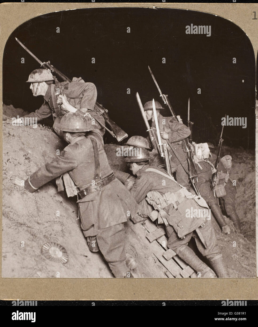 Britische Truppen verlassen ihre Graben Positionen um einen nächtlichen Angriff machen Zeitpunkt Mory, Frankreich: ca. 1917 Stockfoto