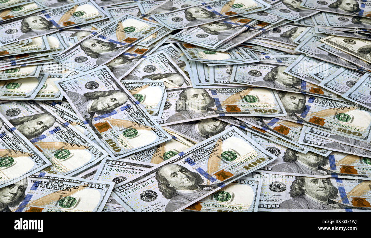 Tisch voll mit neuen hundert-Dollar-Scheine. Stockfoto