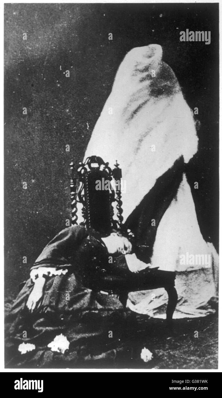 Florenz-Koch liegt in Trance, mit einer Form der Geist hinter ihr, während einer Séance im Haus von Sir William Crookes Datum: 1874 Stockfoto
