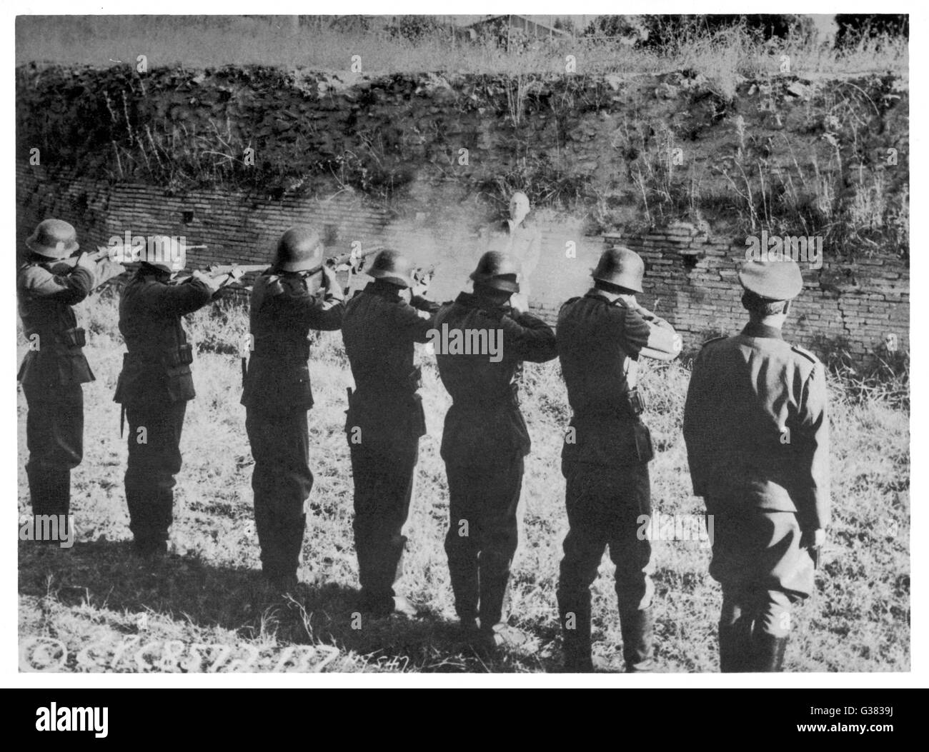 Eine deutsche militärische Erschießungskommando beseitigt einen Gegner der New World Order Date: ca. 1940-1945 Stockfoto