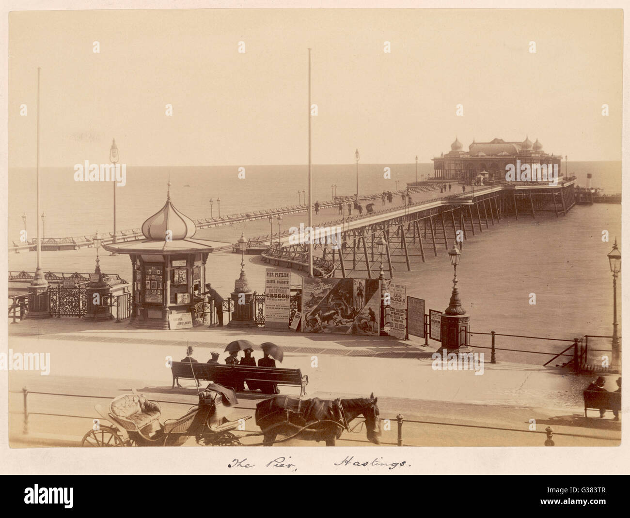 Der Pier (Zulassung 2d) mit Ankündigungen von "Robinson Crusoe", "Judas Makkabäus", Ausflüge auf die "Möwe" für die Osterferien Datum: um 1890? Stockfoto
