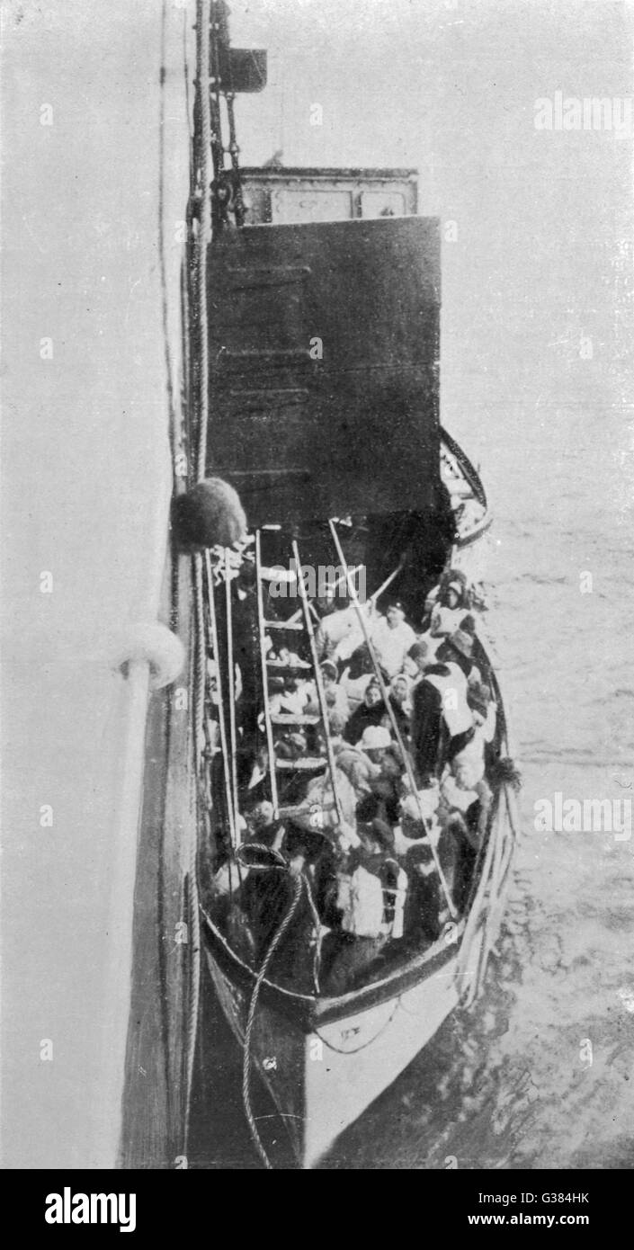 Überlebende der Titanic-Katastrophe sind auf die Rettung Schiff, der Carpathia Winde.        Datum: 1912 Stockfoto