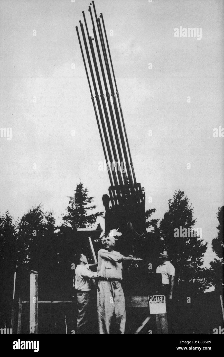 Wilhelm Reich findet, dass seine Geräte Wetter beeinflussen auch UFOs beeinflussen und könnte vielleicht zerstören; Hier betreibt er eines seiner Instrumente Datum: ca. 1954 Stockfoto